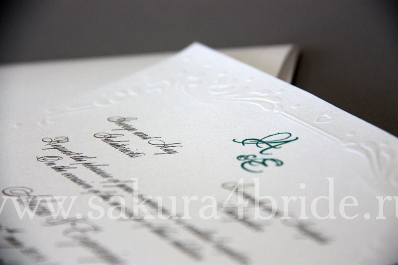 Свадебные приглашения САКУРА - Классическое белое приглашение с узорами по краям, выполненными с помощью конгрева