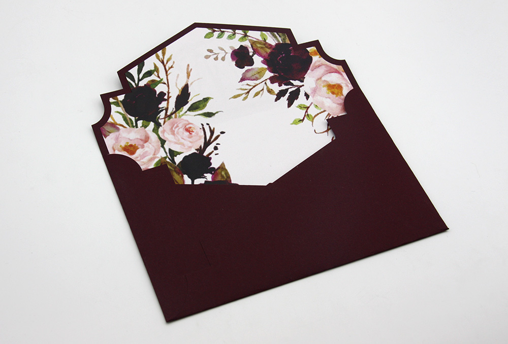 Прозрачные приглашения на свадьбу на стекле - Бордовый конверт с цветочной вставкой
