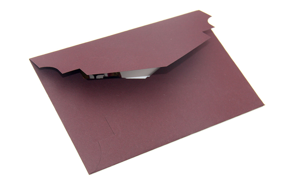 Прозрачные приглашения на свадьбу на стекле - Бордовый конверт с цветочной вставкой