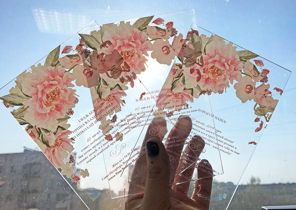 Прозрачные приглашения на свадьбу на стекле - Розовые цветы, печать на пластике
