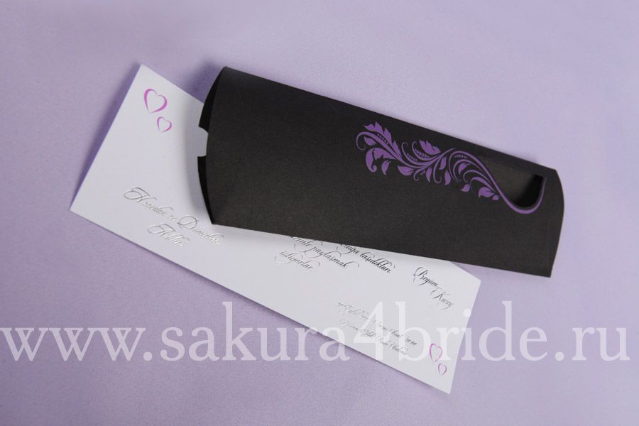 Свадебные приглашения Erdem - Строгое приглашение, выполненнок в черных и фиолетовых цветах с фиолетовым узором. Состоит из вкладыша и объемного конверта