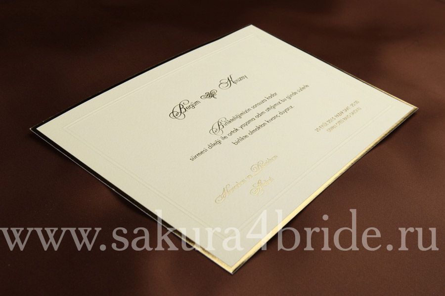 Свадебные приглашения Erdem - Классическое приглашение цвета айвори с золотой рамкой, плотное. Текст и инициалы наносятся тиснением
