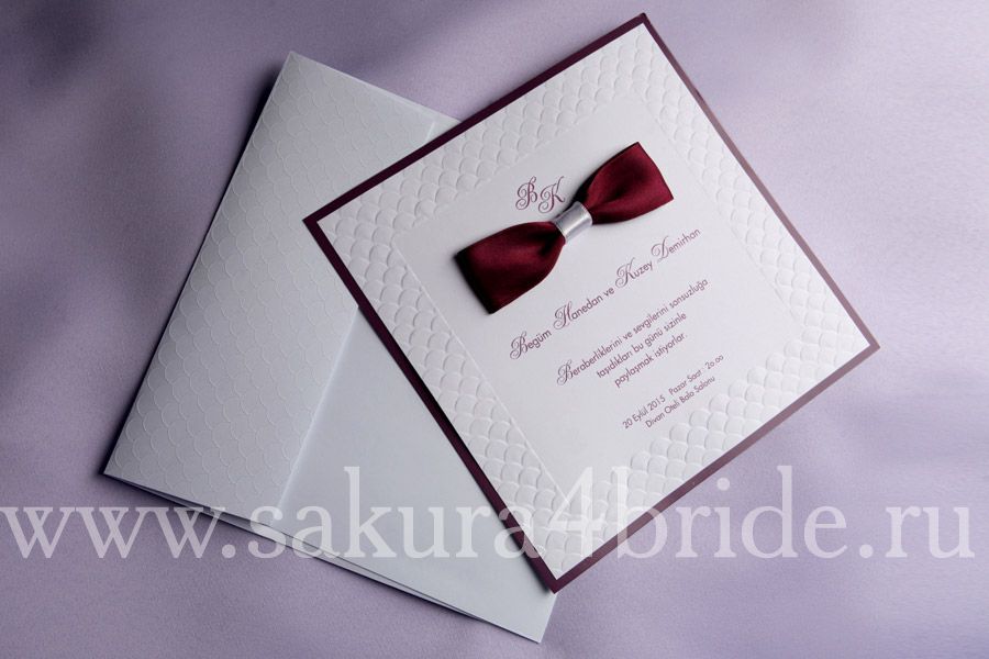 Свадебные приглашения Erdem - Оригинальное приглашение в белом и сливовом цветах, с бантиком в цвет и рамкой в виде чешуи
