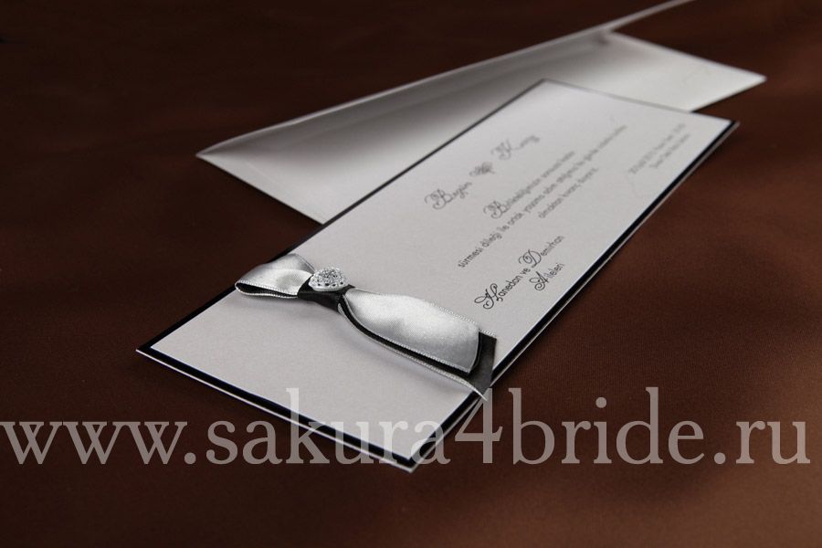 Свадебные приглашения Erdem - Классическое белое приглашение с черной рамкой и серебряным бантиком с сердечком, плотное