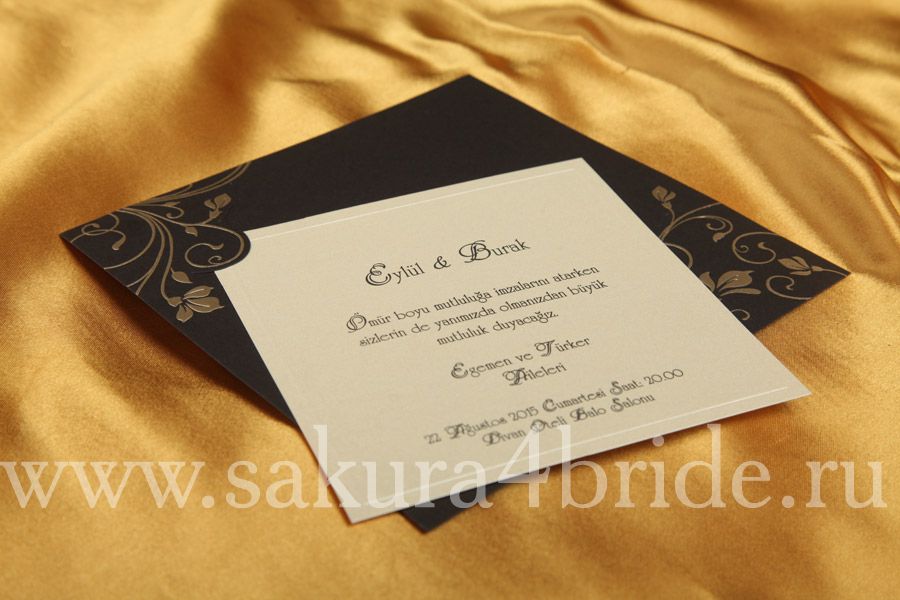 Свадебные приглашения Кристал - Приглашение выполнено в светло-коричневом и черном цветах с золотым узором на самом приглашении и на конверте