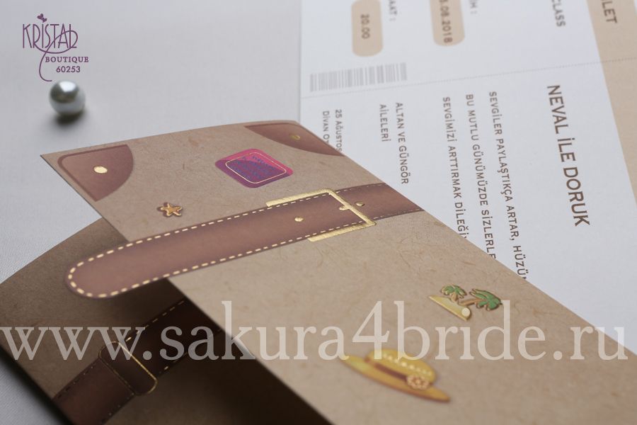 Свадебные приглашения Кристал - Оригинальное приглашение-конверт, выполненное в виде чемоданчика внутри которого лежит билет на самолет - собственно, само приглашение