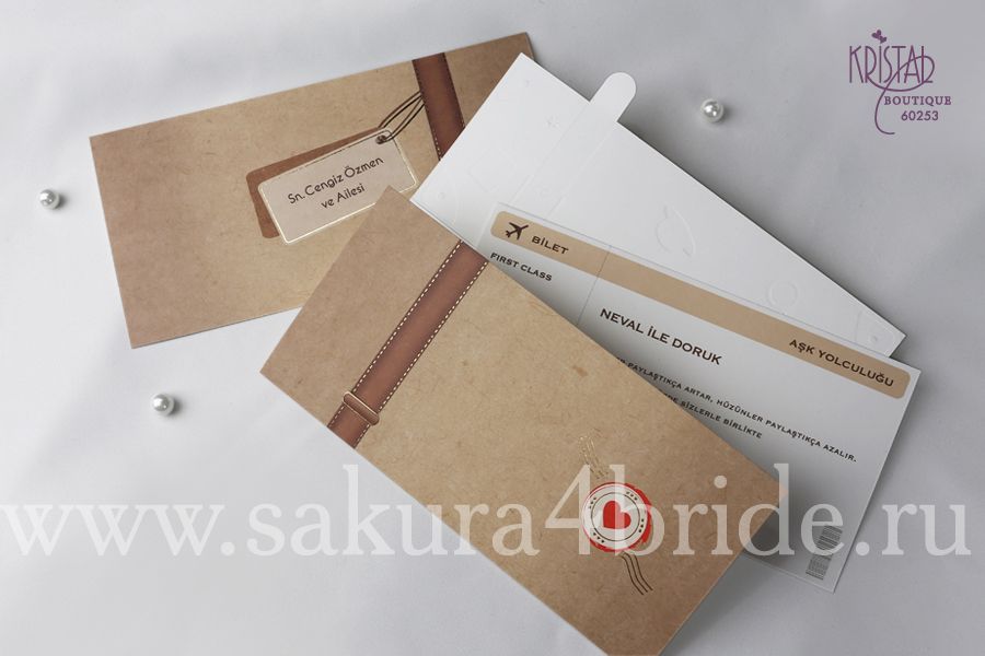 Свадебные приглашения Кристал - Оригинальное приглашение-конверт, выполненное в виде чемоданчика внутри которого лежит билет на самолет - собственно, само приглашение