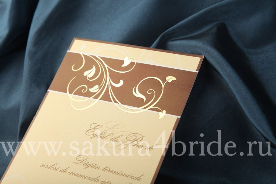 Свадебные приглашения Кристал - классическое приглашение в коричневых цветах с золотым узором