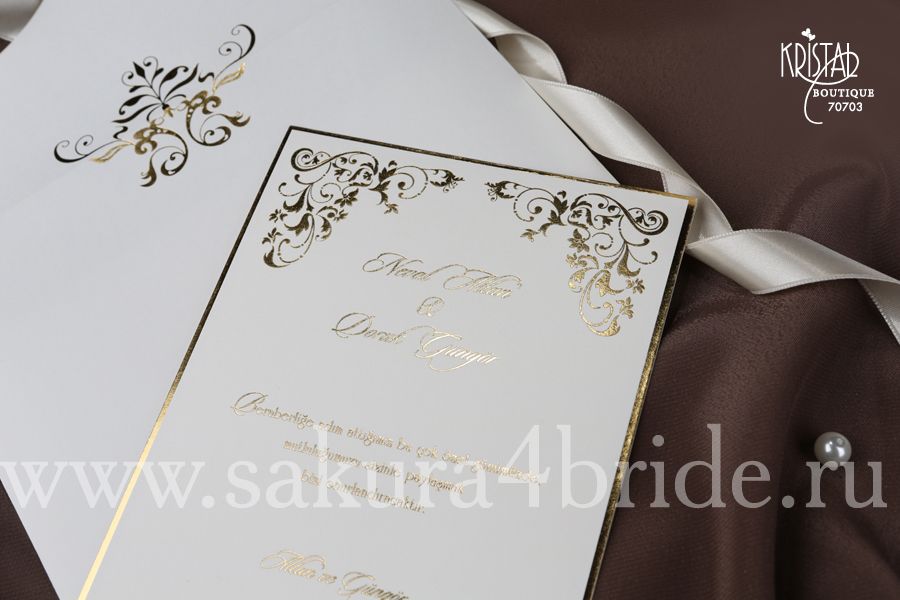 Свадебные приглашения Кристал - классическое приглашение с золотой рамкой и узорами. Текст нанесени тиснением