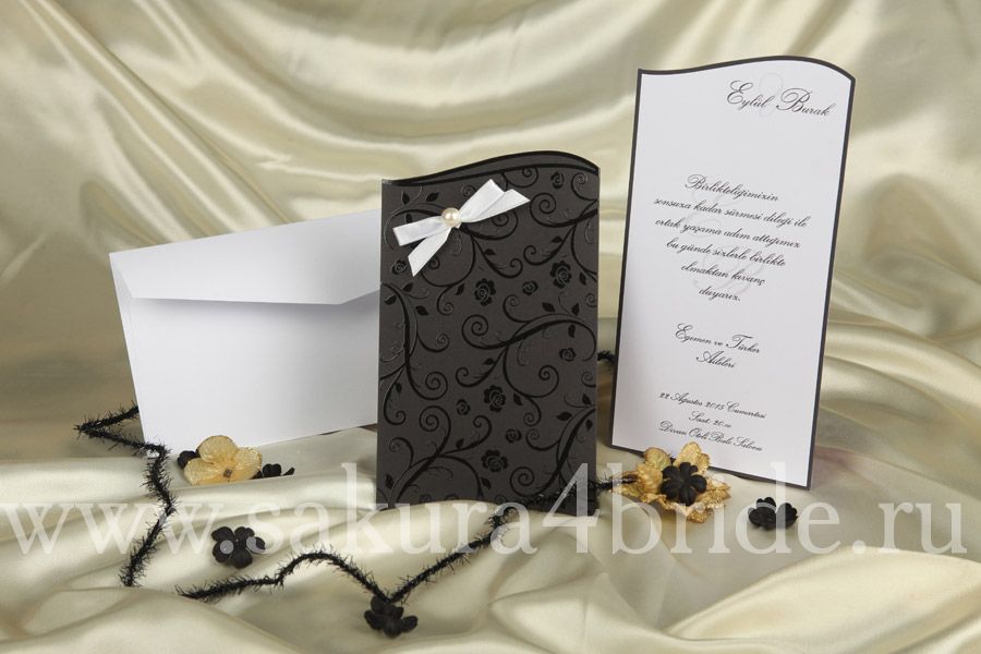 Свадебные приглашения Кристал - строгое черное приглашение с вкладышем в белом цвете с белым бантиком и бусинкой