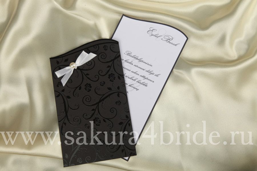 Свадебные приглашения Кристал - строгое черное приглашение с вкладышем в белом цвете с белым бантиком и бусинкой