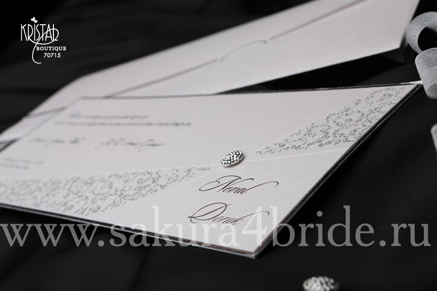 Свадебные приглашения Кристал - классическое приглашение с узором и серебряной брошкой