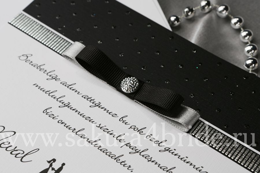 Свадебные приглашения Кристал - строгое приглашение в черно-белых цветах с черным бантиком и брошкой