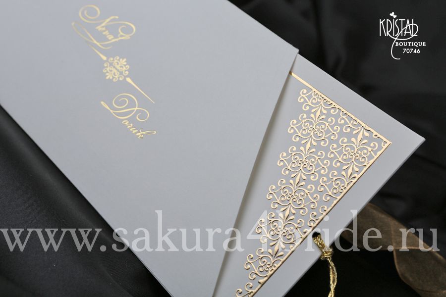Свадебные приглашения Кристал - классическое приглашение в белом цвете с золотыми узорами и шнурочком