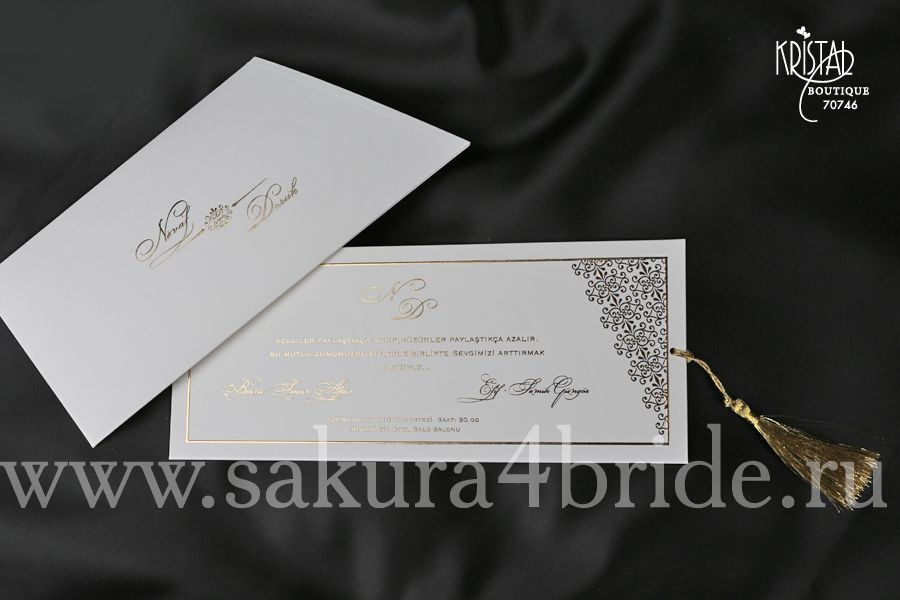 Свадебные приглашения Кристал - классическое приглашение в белом цвете с золотыми узорами и шнурочком