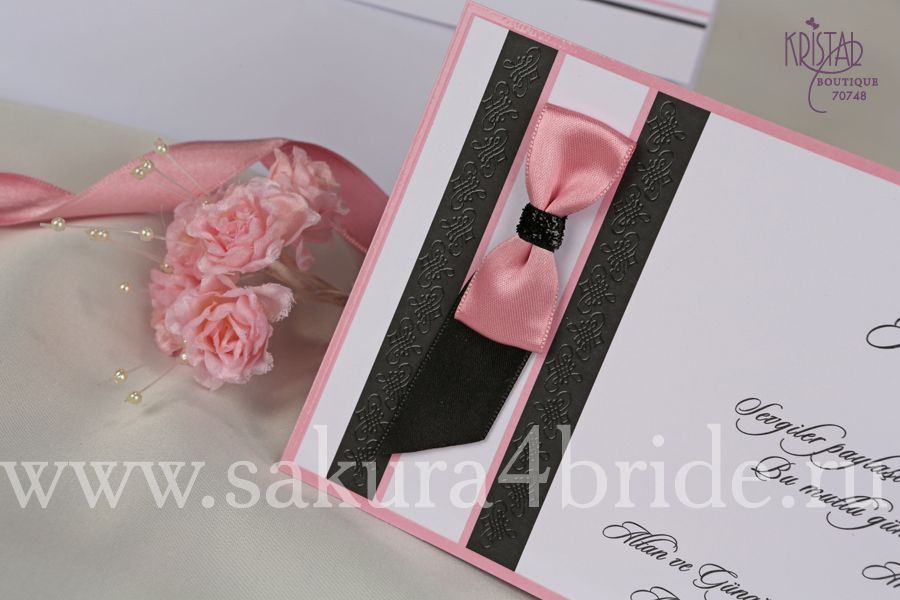 Свадебные приглашения Кристал - милое приглашение в черно-бело-розовых цветах с бантиком