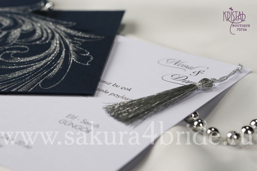 Свадебные приглашения Кристал - необычное приглашение св глубоком синем цвете с серебряными узорами и кисточкой