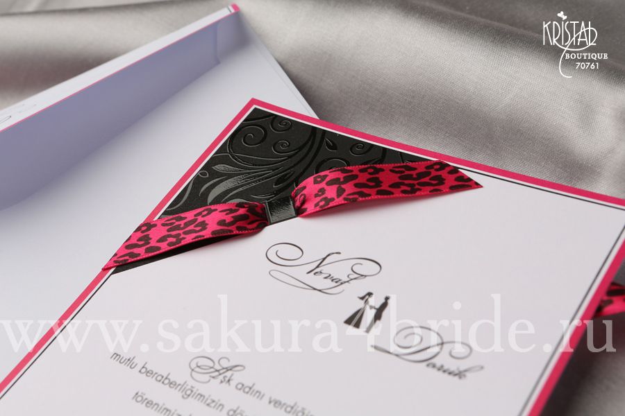 Свадебные приглашения Кристал - красивое приглашение в черно-бело-розовых цветах с лентой