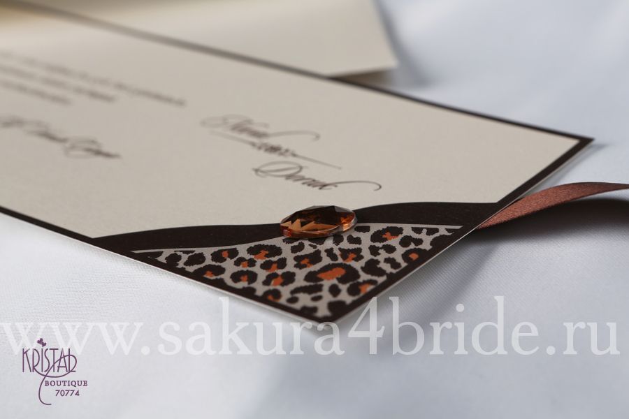 Свадебные приглашения Кристал - приглашение цвета айвори с леопардовым узором и коричневой брошью