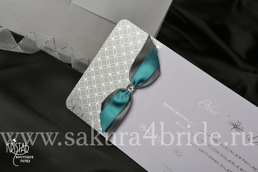 Свадебные приглашения Кристал - красивое приглашение с серебряными узорами и серой и бирюзовой лентами