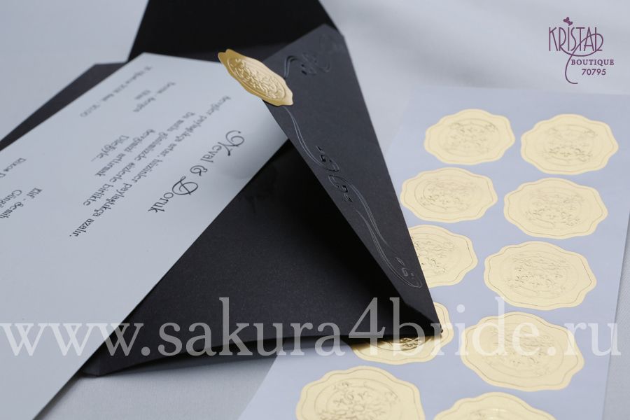 Свадебные приглашения Кристал - строгое черное приглашение с золотой печатью