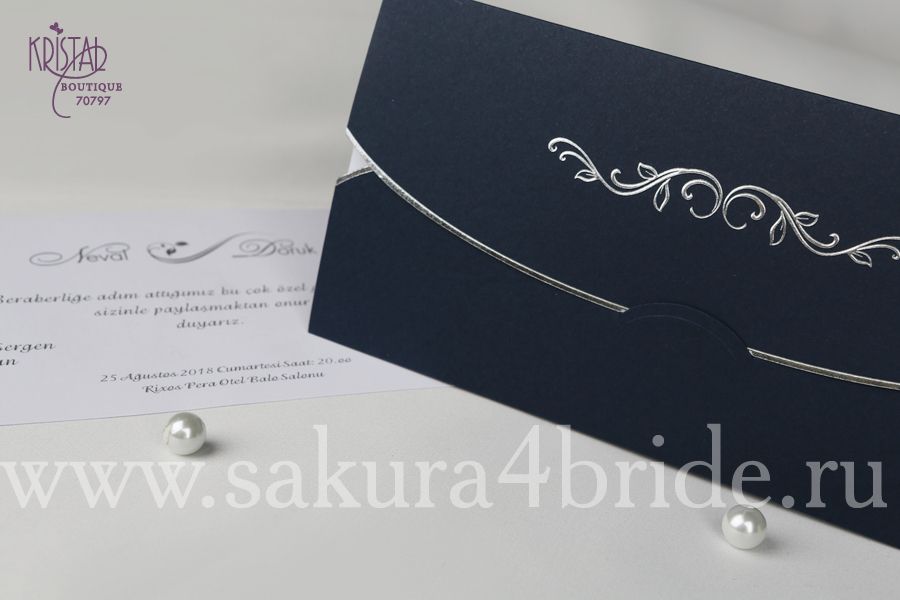 Свадебные приглашения Кристал - приглашение, состоящее из конверта глубокого синего цвета и вкладыша белого цвета с серебряными узорами
