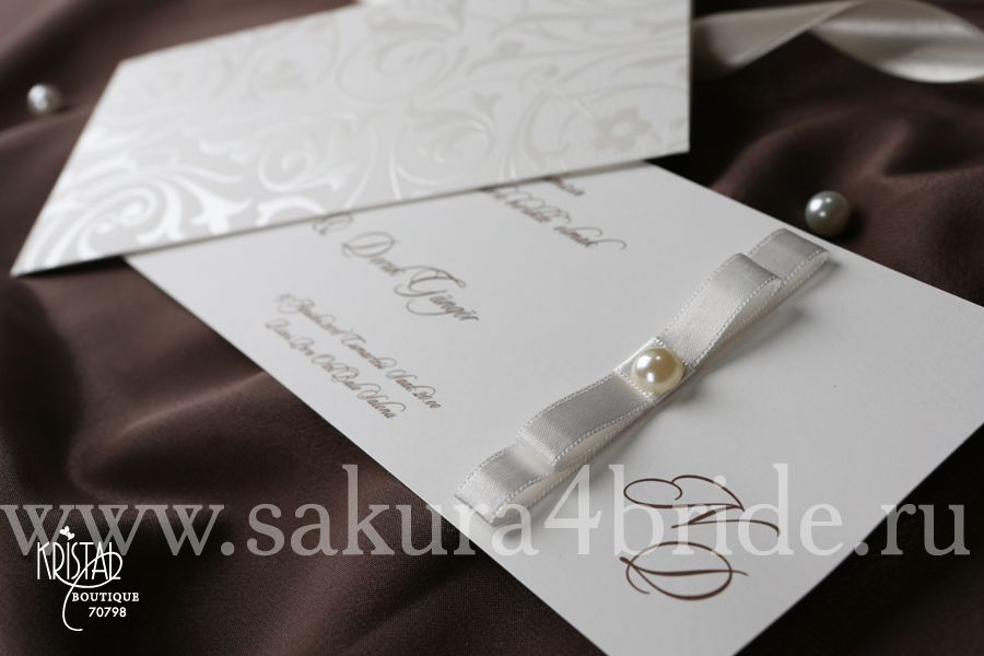 Свадебные приглашения Кристал - классическое приглашение, выполненное в молочном цвете с белым бантиком и брошкой