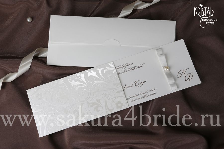 Свадебные приглашения Кристал - классическое приглашение, выполненное в молочном цвете с белым бантиком и брошкой