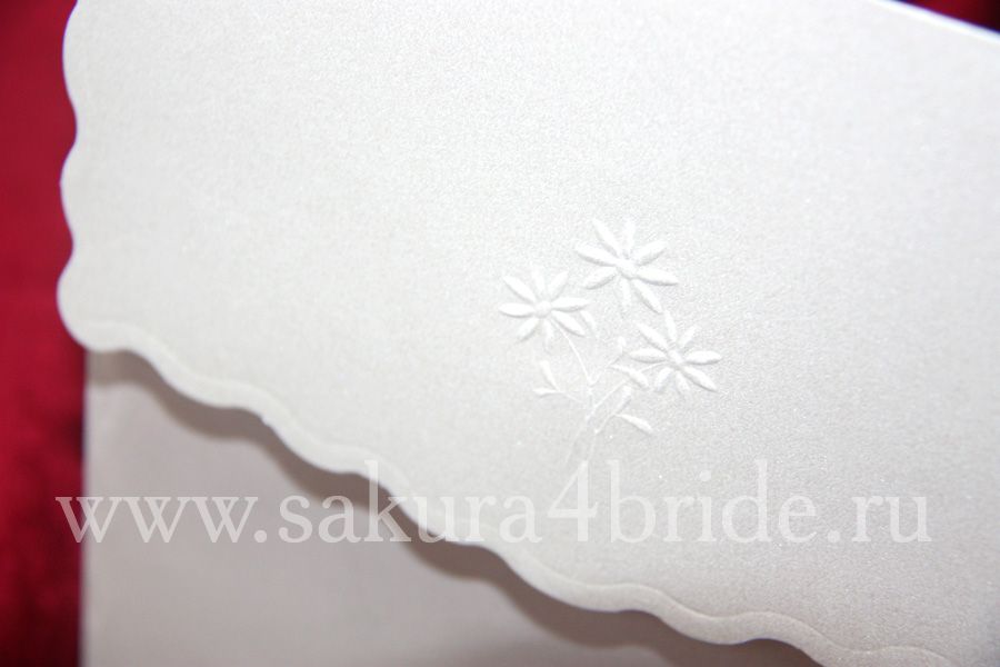 Конверты САКУРА - Классический конверт из перламутровой белой бумаги с фигурным клапаном, на котором с помощью изображены цветы